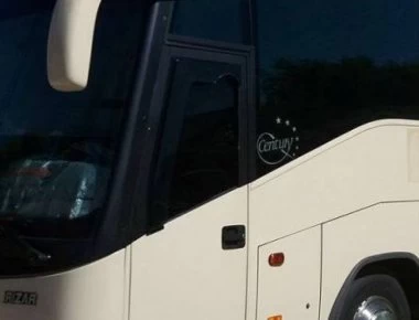 Στάχτη έγινε τα ξημερώματα πούλμαν αλβανικού πρακτορείου ταξιδιών στην Πλατεία Καραϊσκάκη (φωτο)